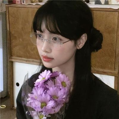 当她换上泳衣